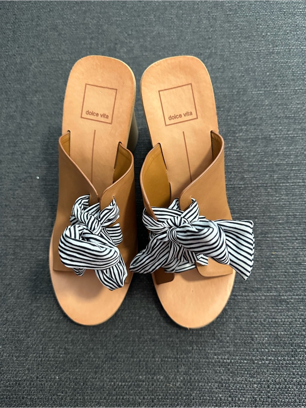 Dolce Vita Women's Tan Bow Block Heel Slide Sandals - Picture 4 of 7
